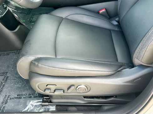 Used 2025 Genesis GV60 RWD image 19