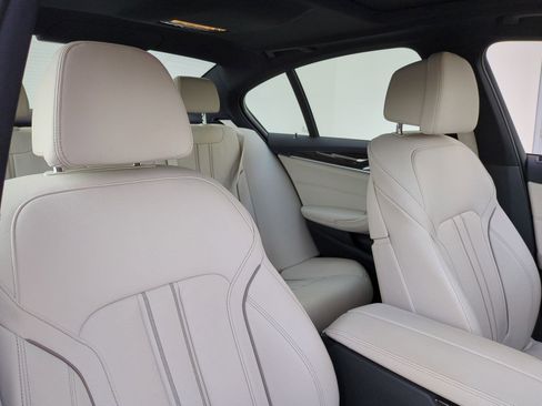 Used 2019 BMW 530e w/ Convenience Package image 33