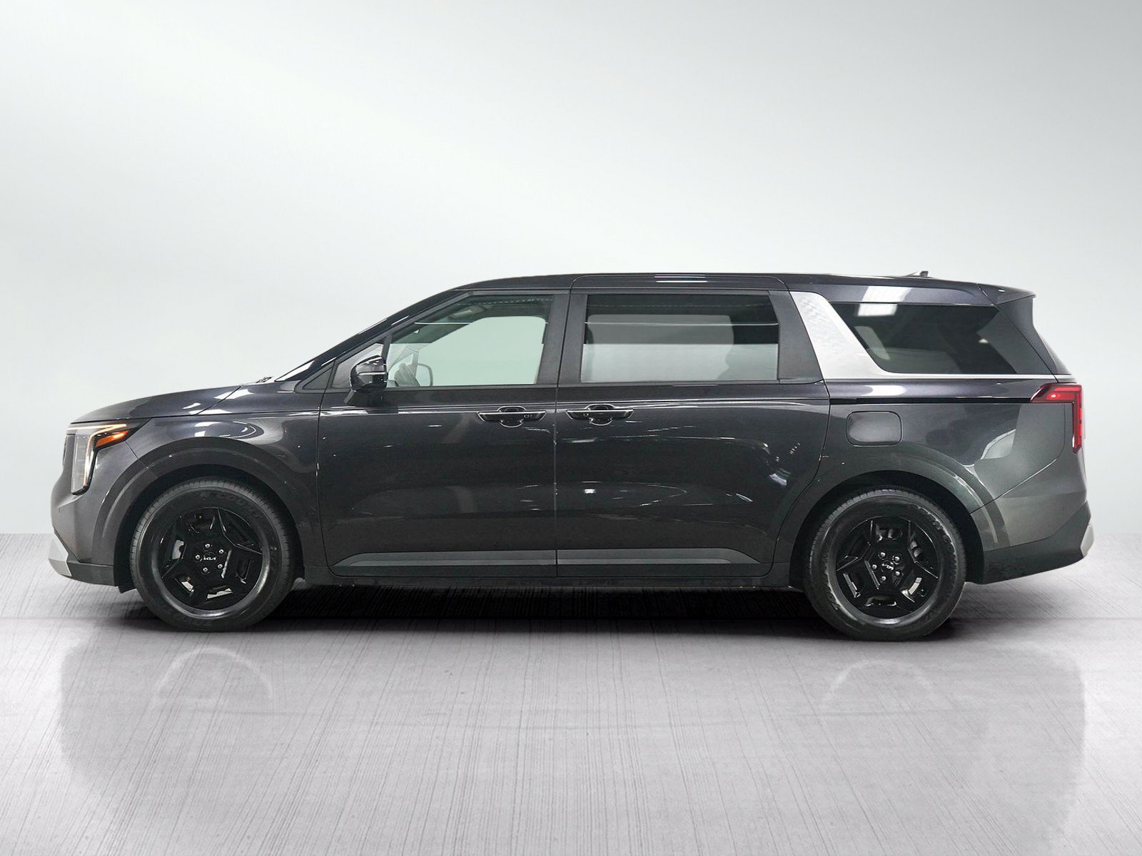 Used 2025 Kia Carnival FWD image 2