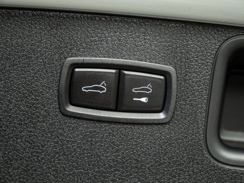 Certified 2025 Porsche Macan image 32