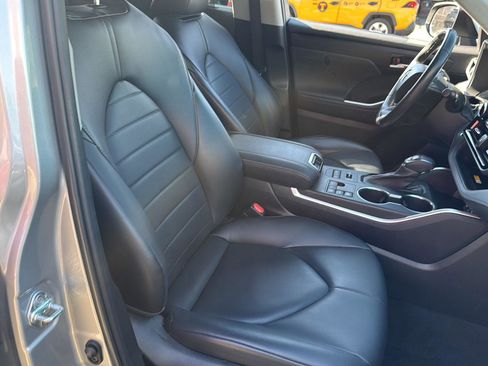Used 2023 Toyota Highlander XLE image 39