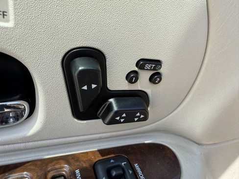 Used 2001 Lincoln Town Car Cartier image 18