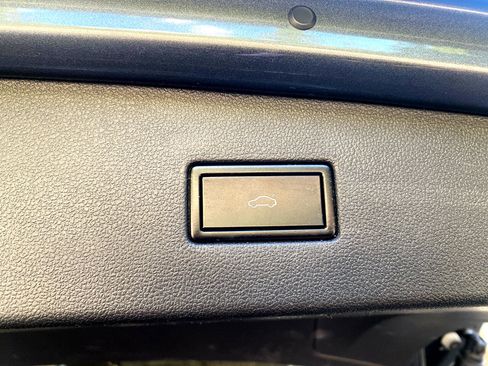 Used 2020 Volkswagen Tiguan SEL Premium R-Line image 33