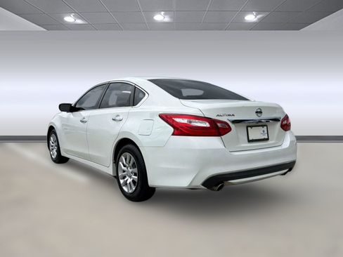 Used 2017 Nissan Altima 2.5 S w/ Power Driver Seat Package FWD image 2
