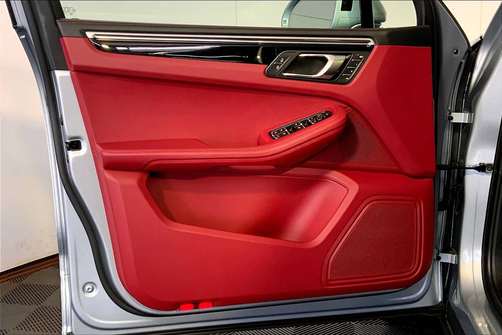 Certified 2023 Porsche Macan AWD/4WD image 25