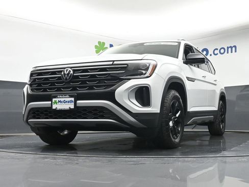 Used 2025 Volkswagen Atlas Peak Edition SE AWD/4WD image 7