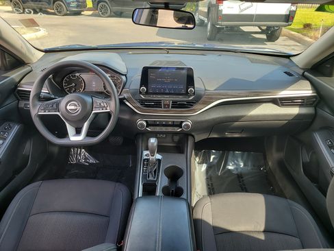 Used 2025 Nissan Altima 2.5 SV FWD image 13