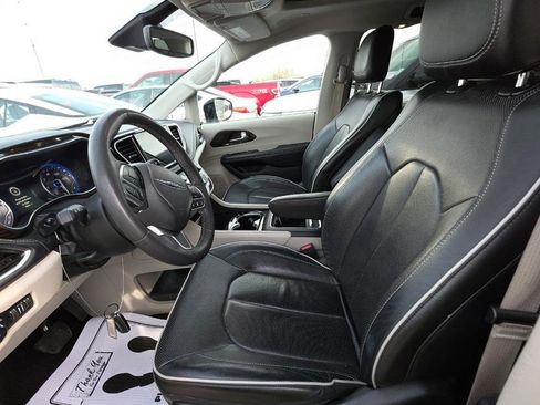 Used 2023 Chrysler Pacifica Limited FWD image 4