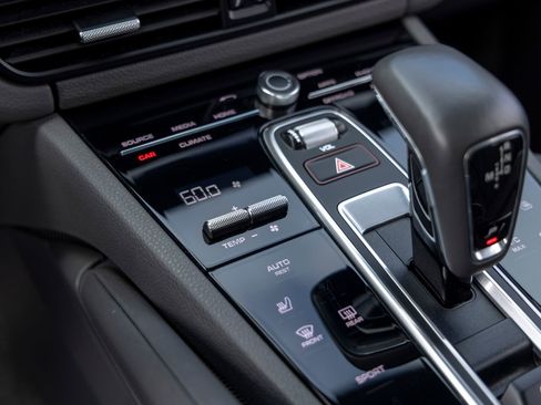 Certified 2022 Porsche Cayenne AWD/4WD image 37