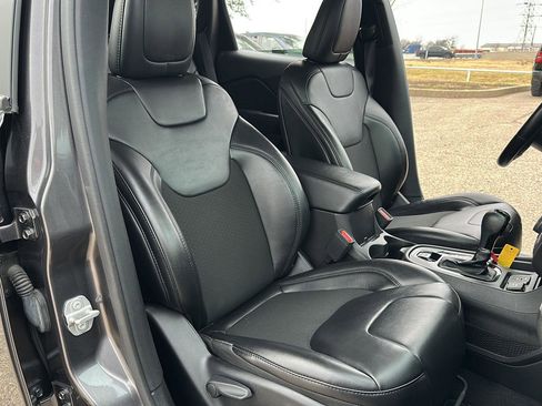 Used 2021 Jeep Cherokee Latitude Plus image 19