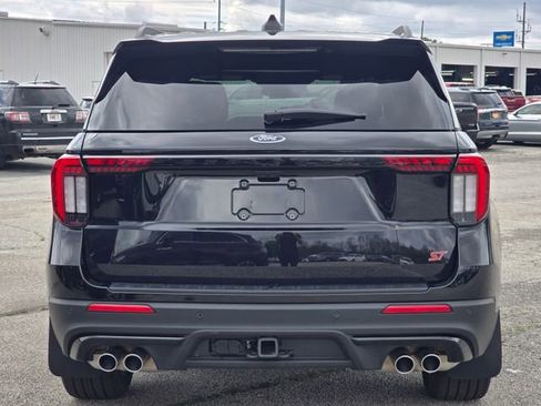 Used 2025 Ford Explorer ST image 4