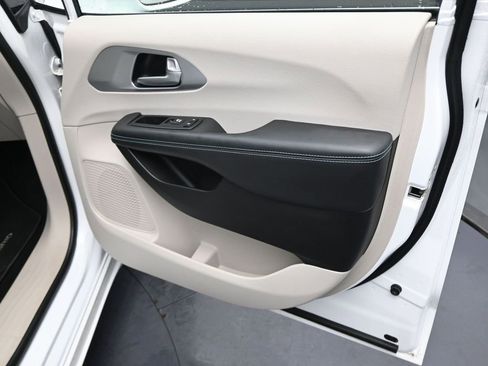 Used 2017 Chrysler Pacifica Touring Plus image 36