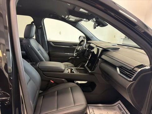Used 2025 GMC Acadia Elevation w/ Elevation Premium Package AWD/4WD image 29