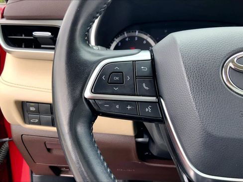 Used 2021 Toyota Highlander XLE FWD image 23