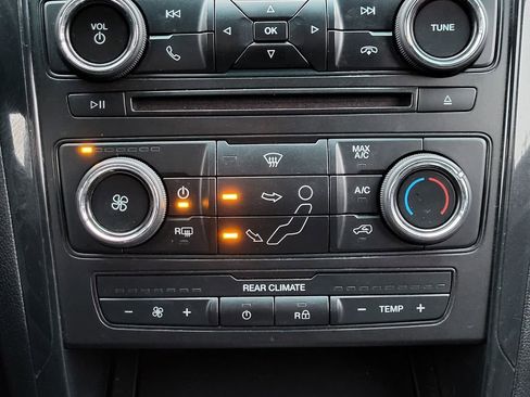 Used 2016 Ford Explorer XLT image 34