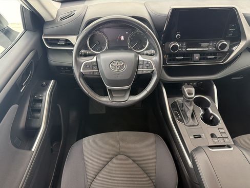 Used 2025 Toyota Highlander LE FWD image 16