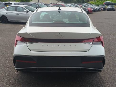 Certified 2025 Hyundai Elantra SE FWD image 4