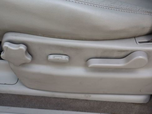 Used 2011 Chevrolet Avalanche LT RWD image 22