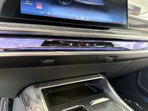 Used 2025 BMW i7 xDrive60 w/ Premium Package image 25