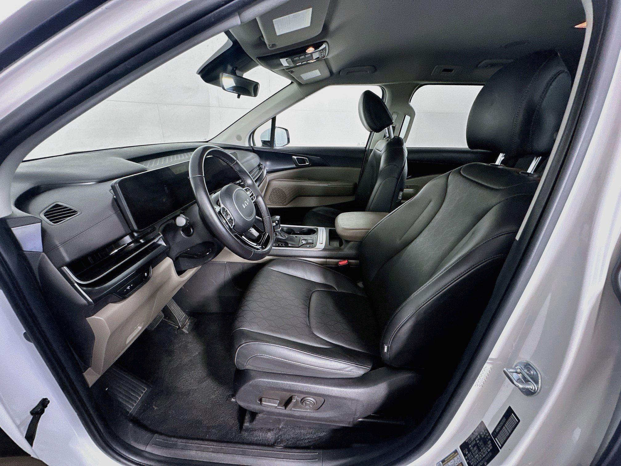 Used 2025 Kia Carnival FWD image 13