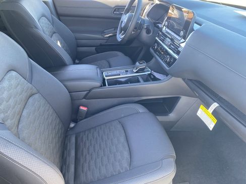 New 2025 Nissan Pathfinder SV image 12