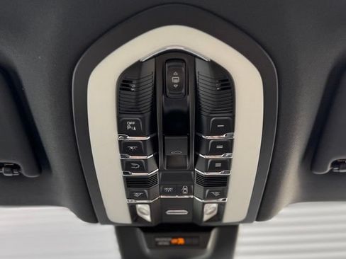 Used 2022 Porsche Macan AWD/4WD image 25