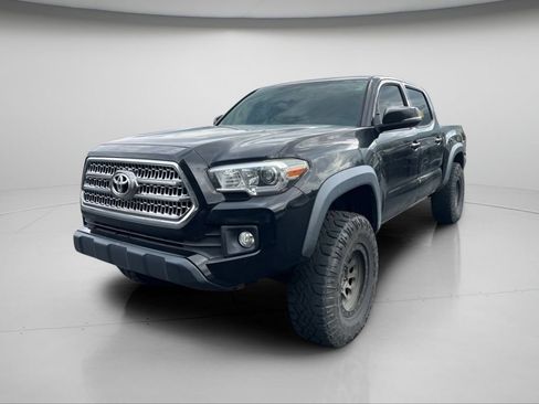 Used 2017 Toyota Tacoma TRD Off-Road w/ Tow Package (A/T) AWD/4WD image 12