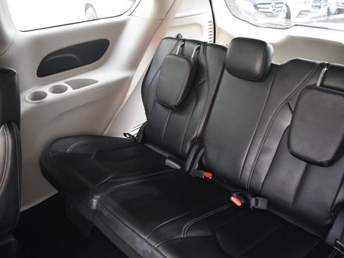 Used 2024 Chrysler Pacifica Touring-L FWD image 39