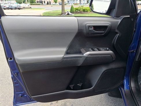 Used 2022 Toyota Tacoma SR5 AWD/4WD image 13
