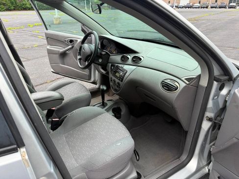 Used 2004 Ford Focus ZX5 Hatchback FWD image 12