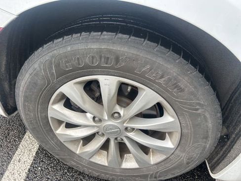 Used 2018 Chrysler Pacifica Touring-L image 9