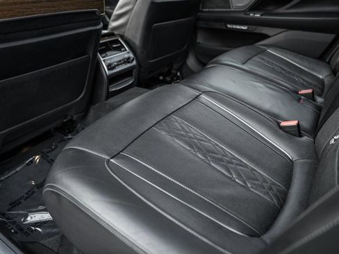 Used 2018 BMW 750i xDrive image 34