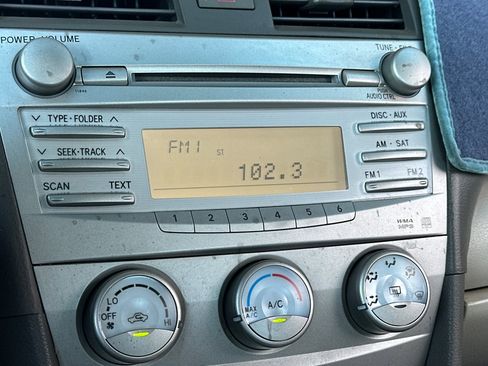 Used 2010 Toyota Camry image 17