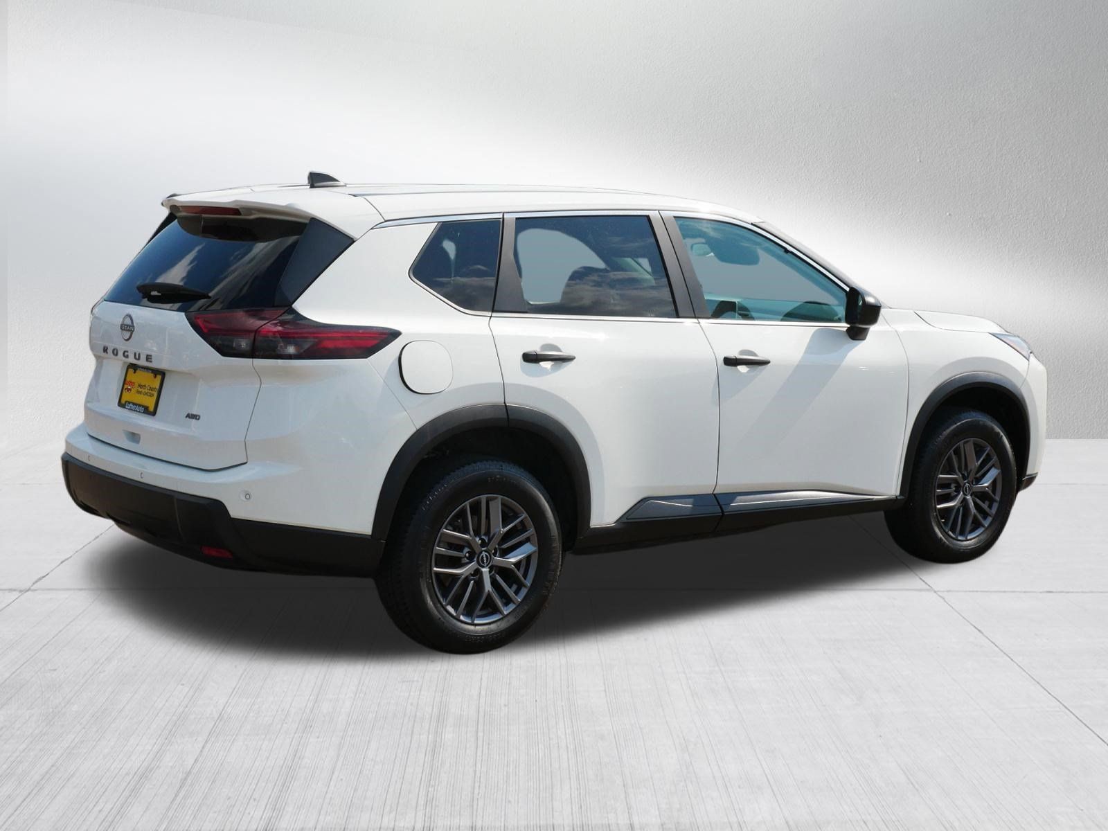 Used 2024 Nissan Rogue S AWD/4WD image 7