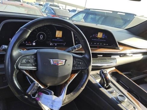 Used 2022 Cadillac Escalade Luxury AWD/4WD image 2