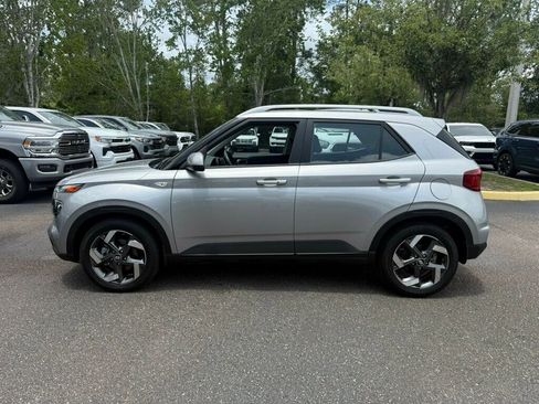 Used 2025 Hyundai Venue SEL FWD image 2
