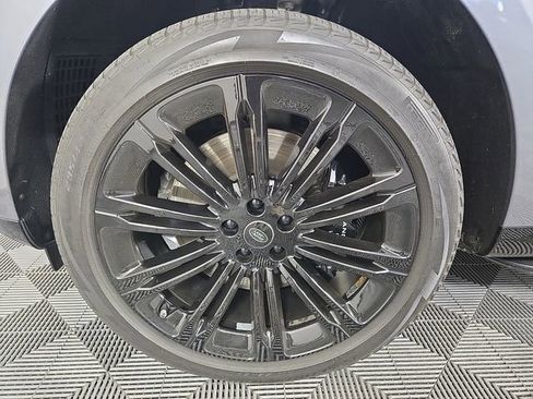 Used 2023 Land Rover Range Rover SE image 9