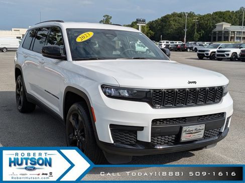 Used 2023 Jeep Grand Cherokee L Laredo image 4