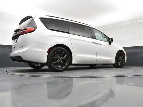 Used 2024 Chrysler Pacifica Limited w/ Uconnect Theater Family Group image 24