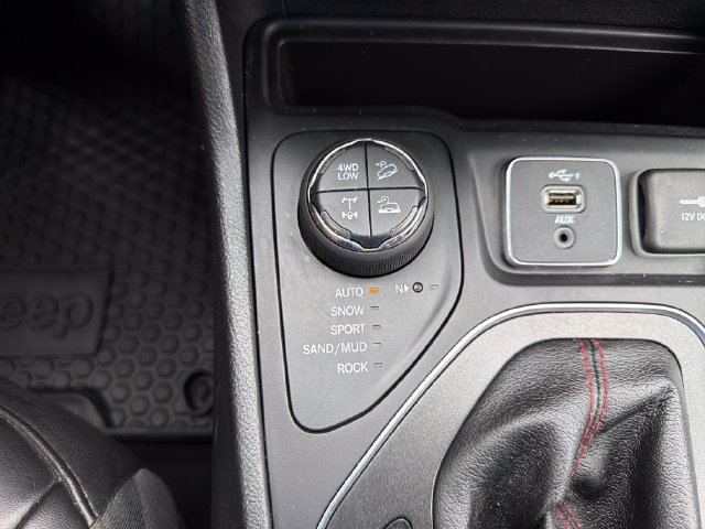 Used 2019 Jeep Cherokee Trailhawk AWD/4WD image 15