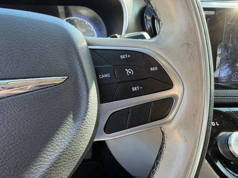 Used 2018 Chrysler Pacifica Limited image 17