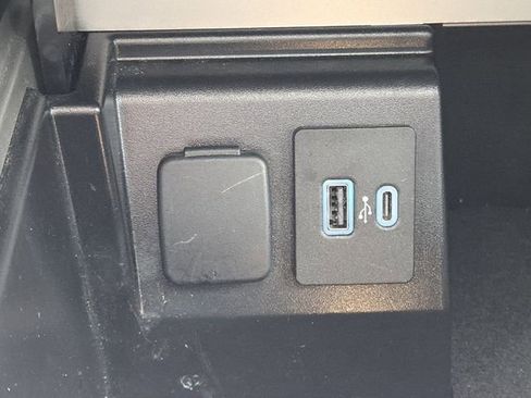 Used 2023 Ford Explorer XLT w/ Equipment Group 202A image 9