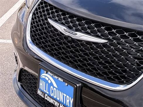 Used 2023 Chrysler Pacifica Limited image 12