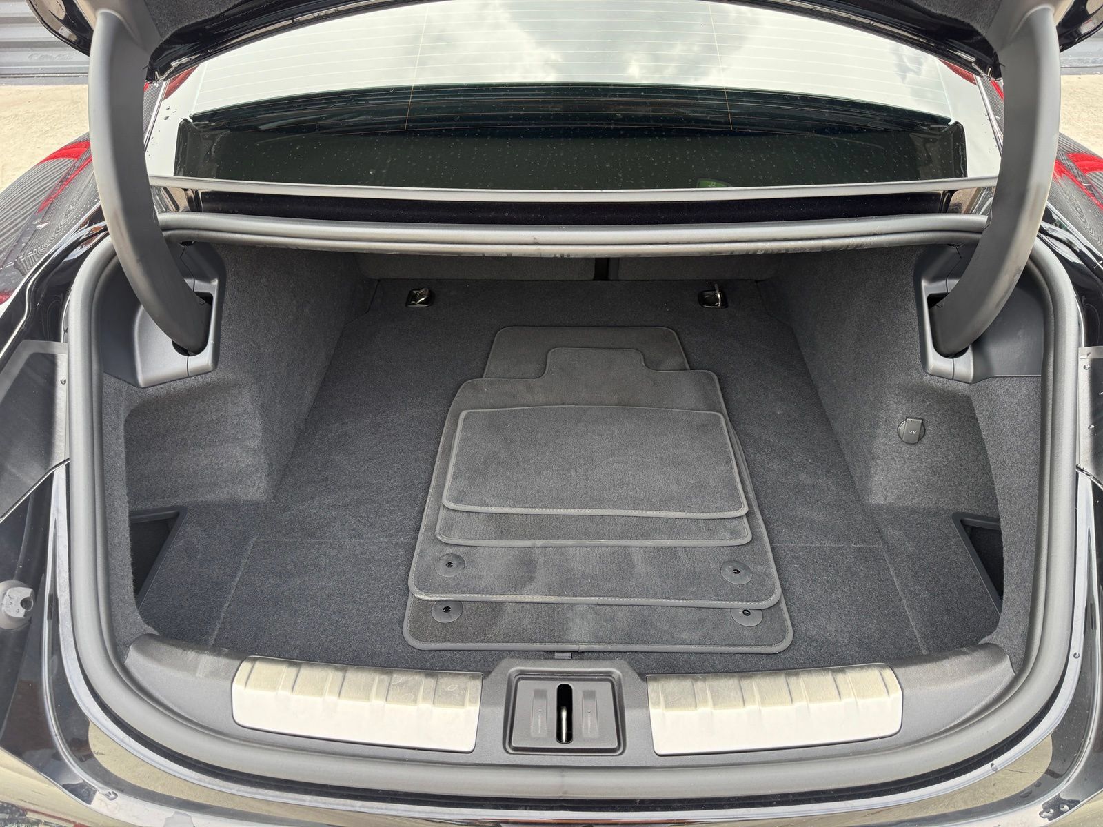 Used 2025 Porsche Taycan RWD image 32