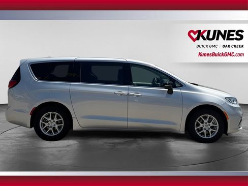 Used 2024 Chrysler Pacifica Touring-L FWD image 12