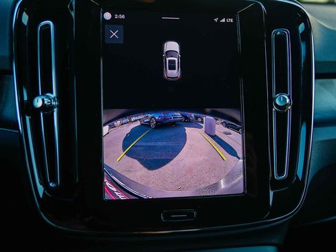 Used 2023 Volvo XC40 Recharge Core image 25