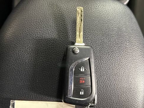 Used 2021 Toyota RAV4 LE AWD/4WD image 39