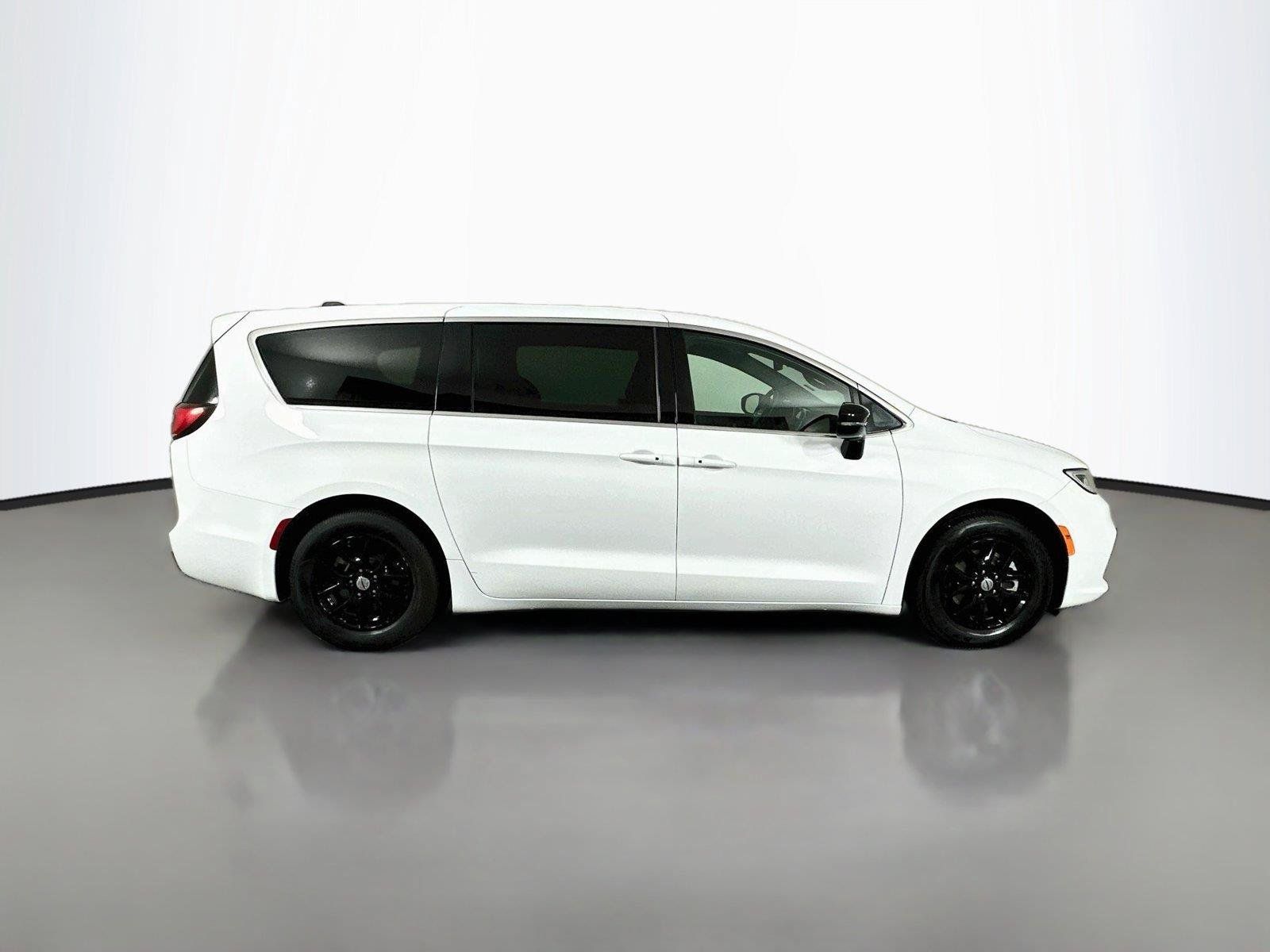 Used 2025 Chrysler Pacifica Select FWD image 17