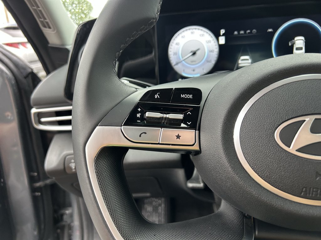 Certified 2024 Hyundai Elantra Limited FWD image 30