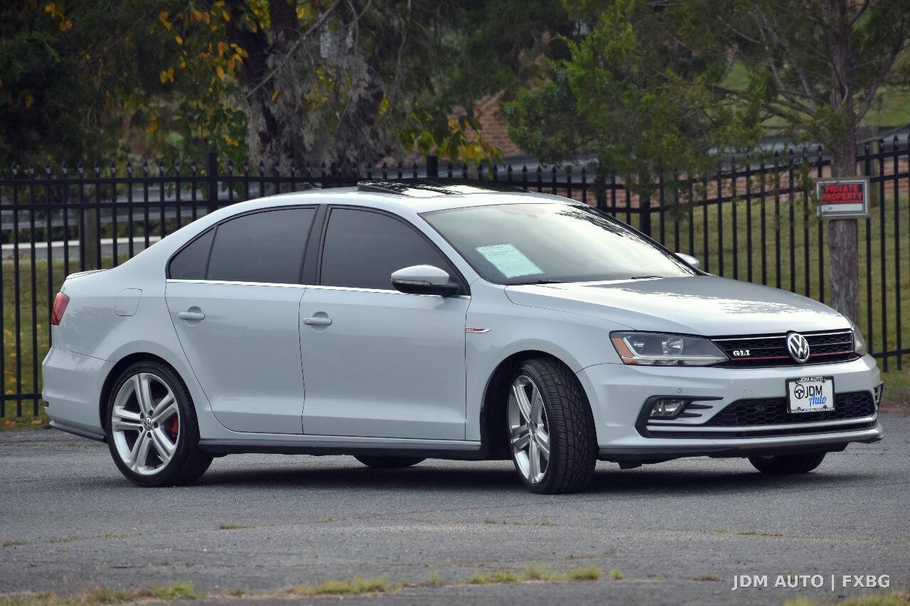 Used 2017 Volkswagen Jetta GLI FWD image 4